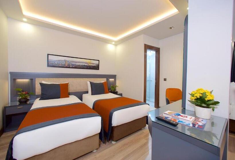 Standard Quadruple Room, Eyfel