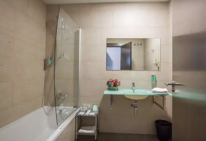 اتاق استاندارد سه نفره, Venture Sant Cugat