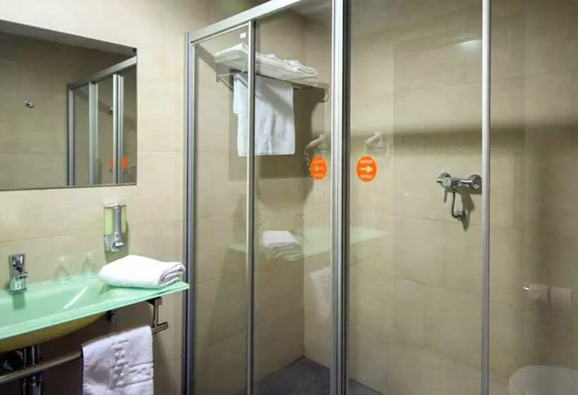 اتاق استاندارد سه نفره, Venture Sant Cugat