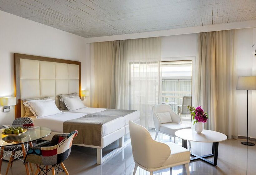 Студия Superior, King Jason Paphos   Designed For Adults By Louis Hotels