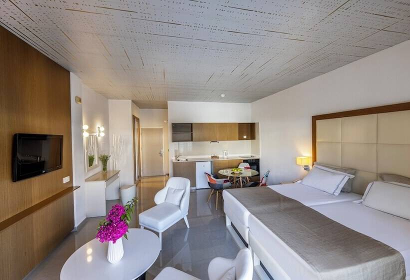 استودیوی سوپریور, King Jason Paphos Designed For Adults By Louis Hotels