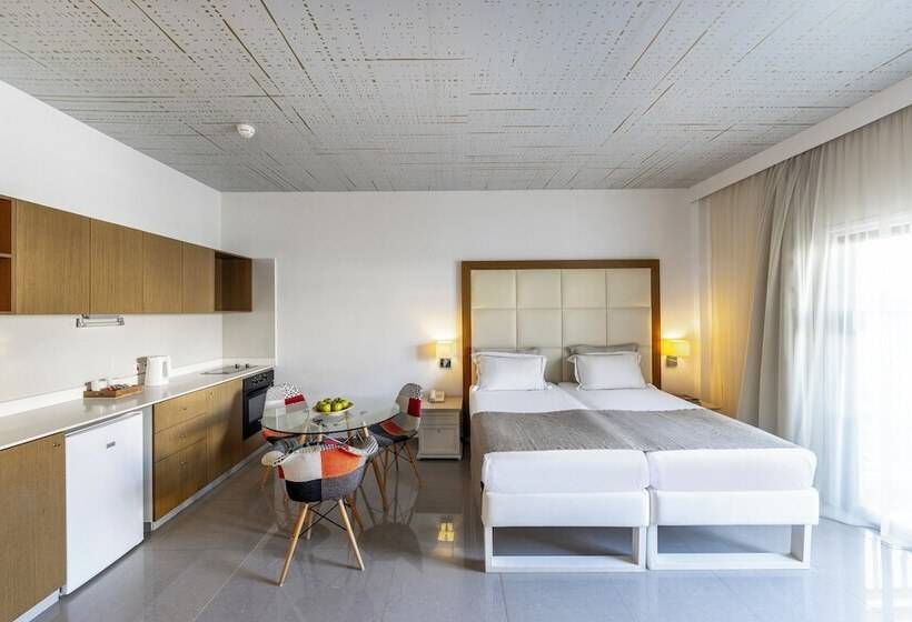 סטודיו סופריור, King Jason Paphos   Designed For Adults By Louis Hotels