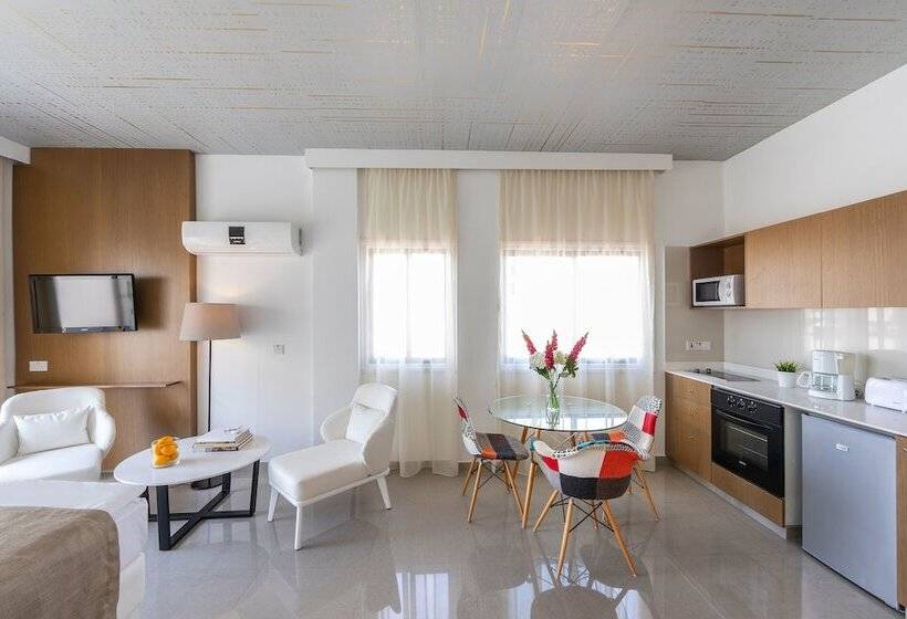 Студия Superior, King Jason Paphos   Designed For Adults By Louis Hotels