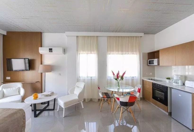 استودیوی سوپریور, King Jason Paphos   Designed For Adults By Louis Hotels