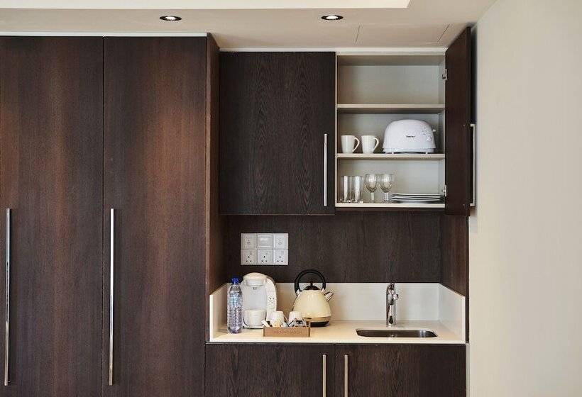 סוויטה אקזקיוטיב, King Jason Paphos   Designed For Adults By Louis Hotels