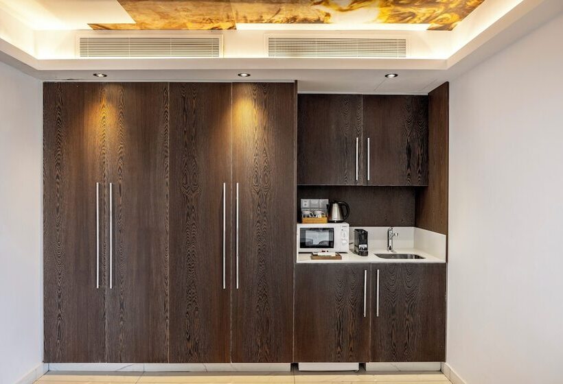 סוויטה אקזקיוטיב, King Jason Paphos   Designed For Adults By Louis Hotels