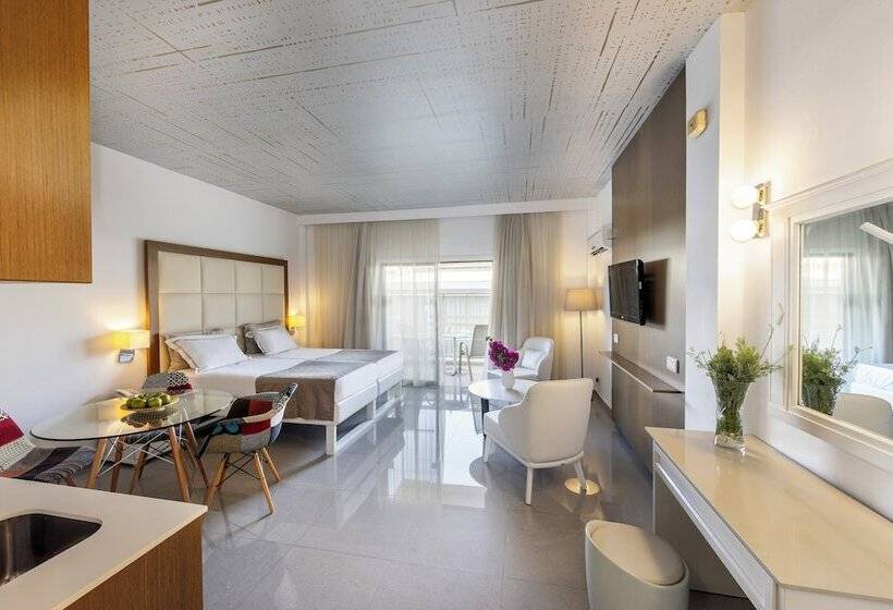Студия Superior, King Jason Paphos   Designed For Adults By Louis Hotels