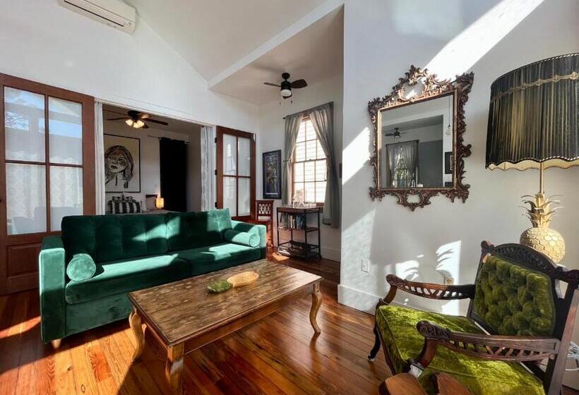 Deluxe Suite King Bed, Auld Sweet Olive Bed And Breakfast