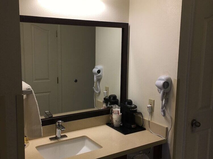 جناح, Best Western Visalia