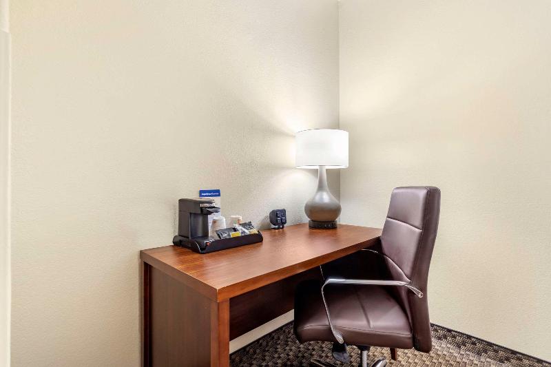 جناح سرير كينج, Comfort Suites Medical Center Near Six Flags