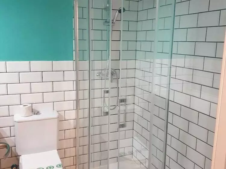 استودیوی استاندارد, Y Apartamentos Doña Lola