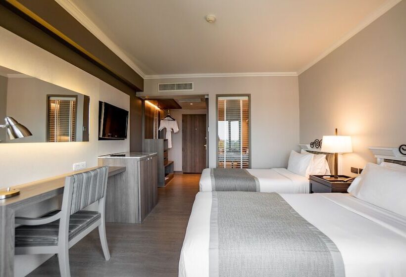 Номер Deluxe, The Grand Riverside