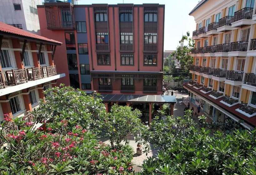 اتاق پرمیوم, Rambuttri Village Plaza