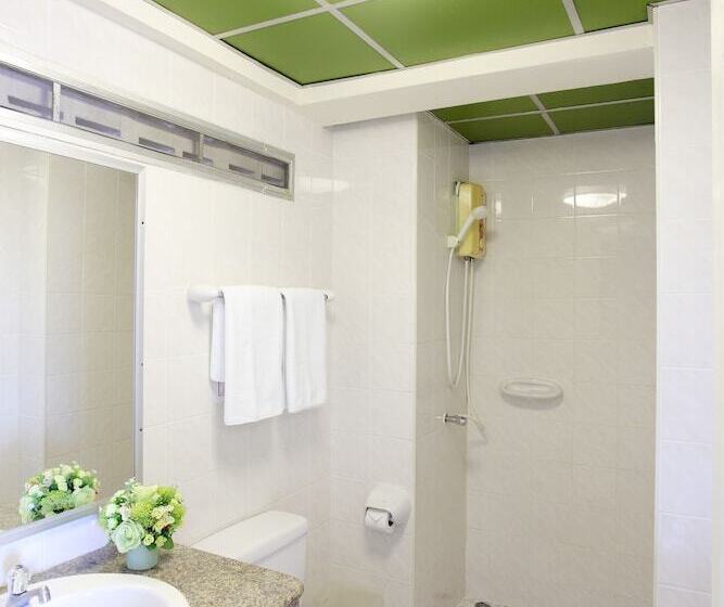 اتاق لوکس سه تخته, Rambuttri Village Plaza