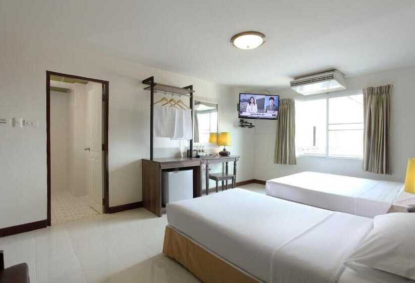 اتاق لوکس سه تخته, Rambuttri Village Plaza