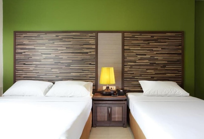 اتاق لوکس سه تخته, Rambuttri Village Plaza