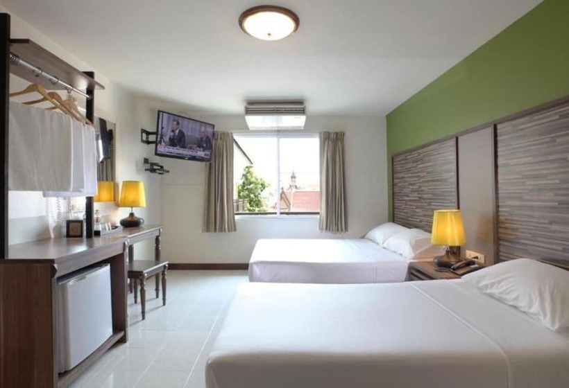 اتاق لوکس سه تخته, Rambuttri Village Plaza