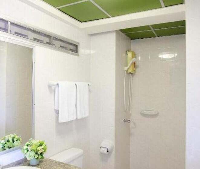 اتاق لوکس سه تخته, Rambuttri Village Plaza