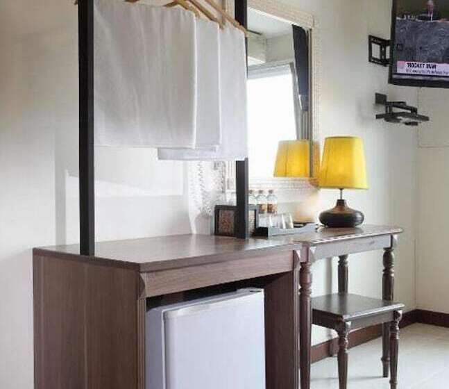 اتاق لوکس سه تخته, Rambuttri Village Plaza