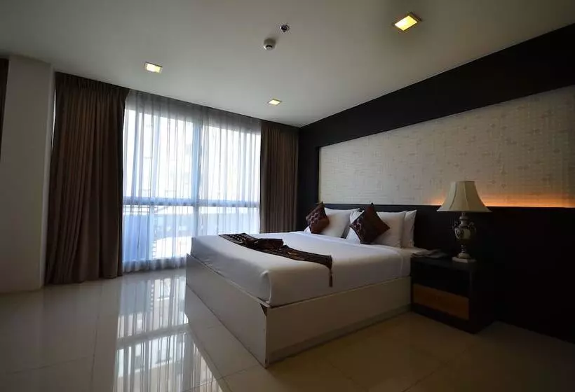 سوییت جونیور, Solace At Srinakarin