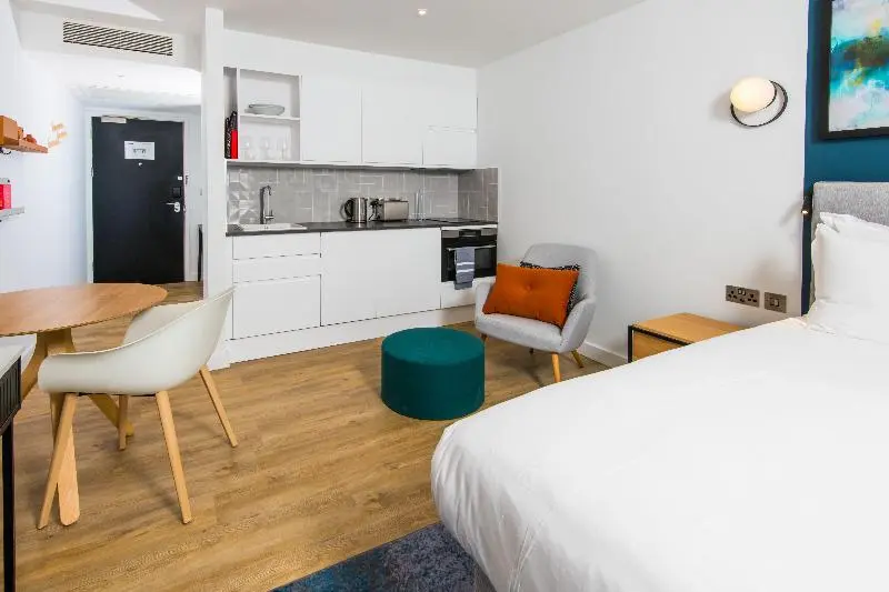 キングサイドベッドのスタンダードワンルーム, Staybridge Suites   Cardiff, An Ihg
