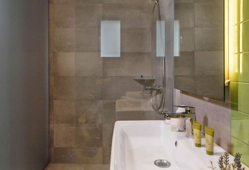 带花园的行政管理套间, Akrathos Beach