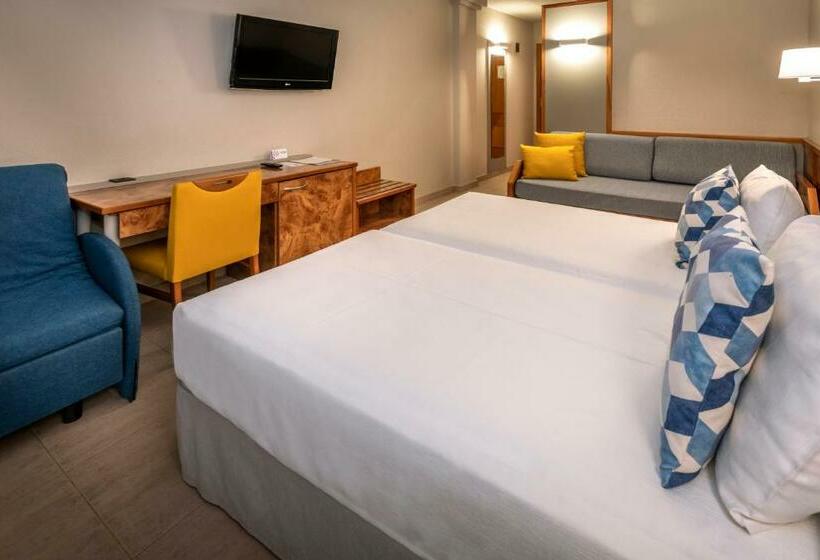 غرفة قياسية ثلاثية, Ponient Dorada Palace by Portaventura World