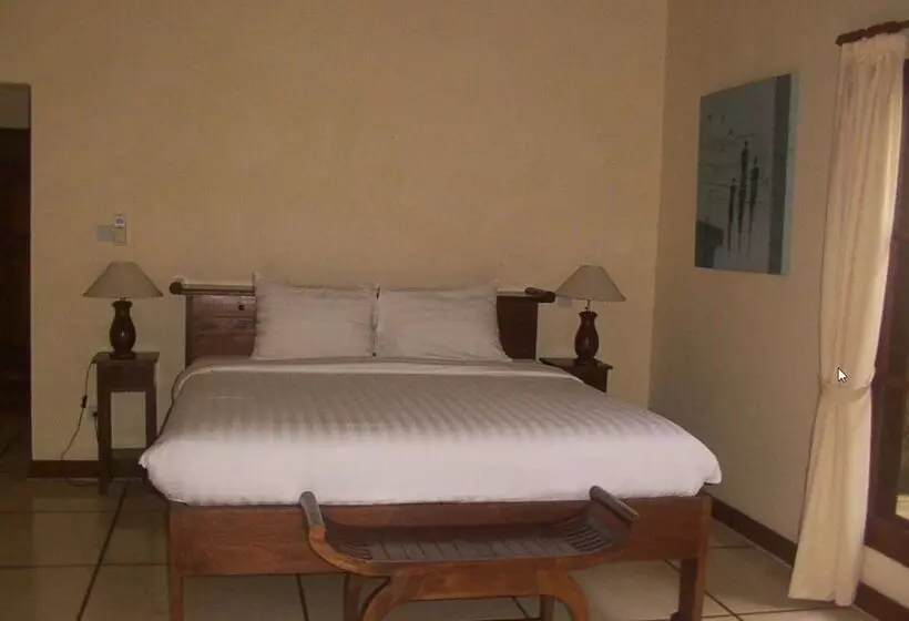 プール付３ベッドルーム　ビラ, Bali Emerald Villas