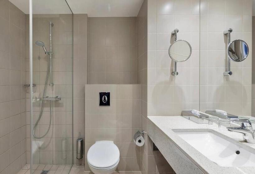 キングサイズベッドのスタンダードルーム, Courtyard By Marriott Basel