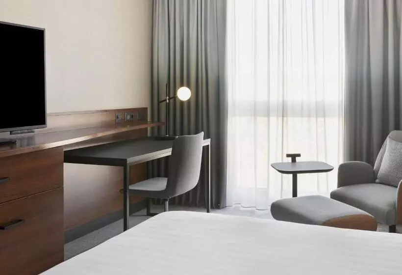 キングサイズベッドのスタンダードルーム, Courtyard By Marriott Basel