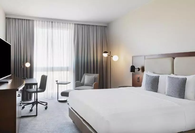 キングサイズベッドのスタンダードルーム, Courtyard By Marriott Basel