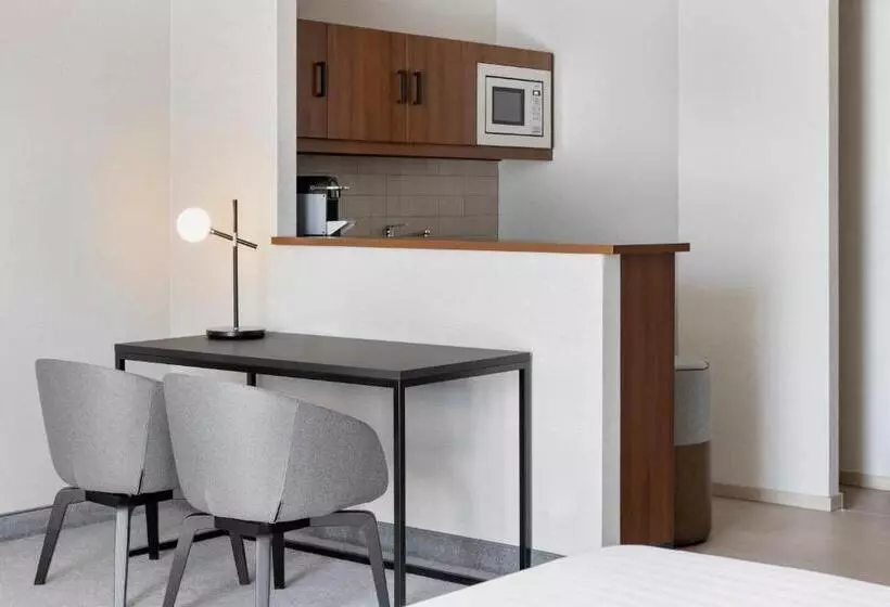 キングサイズベッドのスーペリアルーム, Courtyard By Marriott Basel