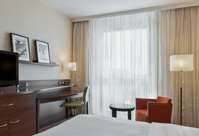 キングサイズベッドのスタンダードルーム, Courtyard By Marriott Basel