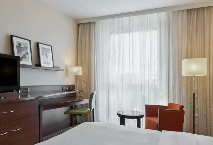 キングサイズベッドのスタンダードルーム, Courtyard By Marriott Basel