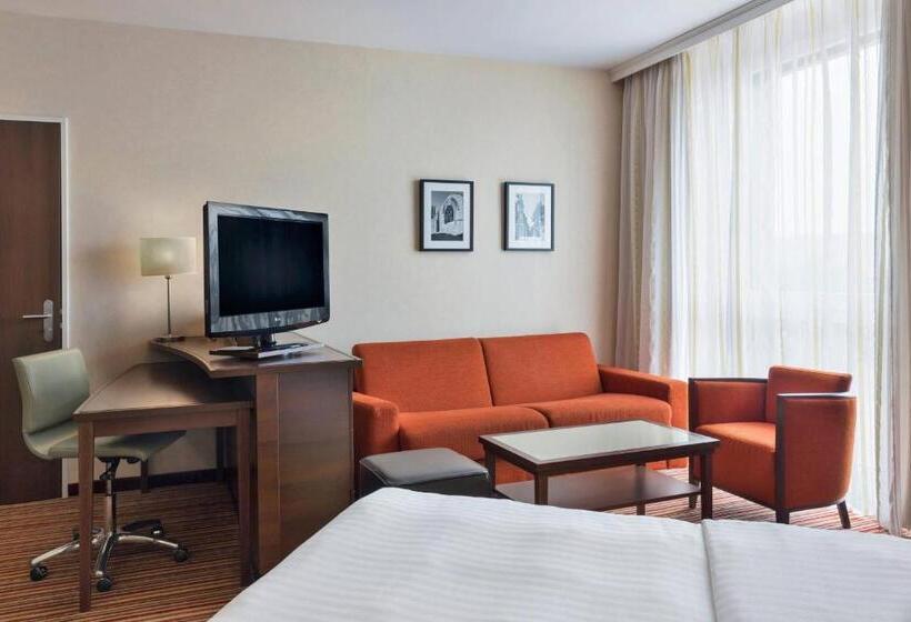 キングサイズベッドのスーペリアルーム, Courtyard By Marriott Basel