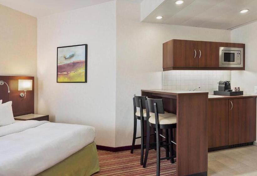 キングサイズベッドのスーペリアルーム, Courtyard By Marriott Basel