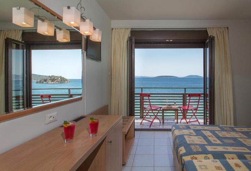 غرفة قياسية مطلّة علي البحر, Flisvos