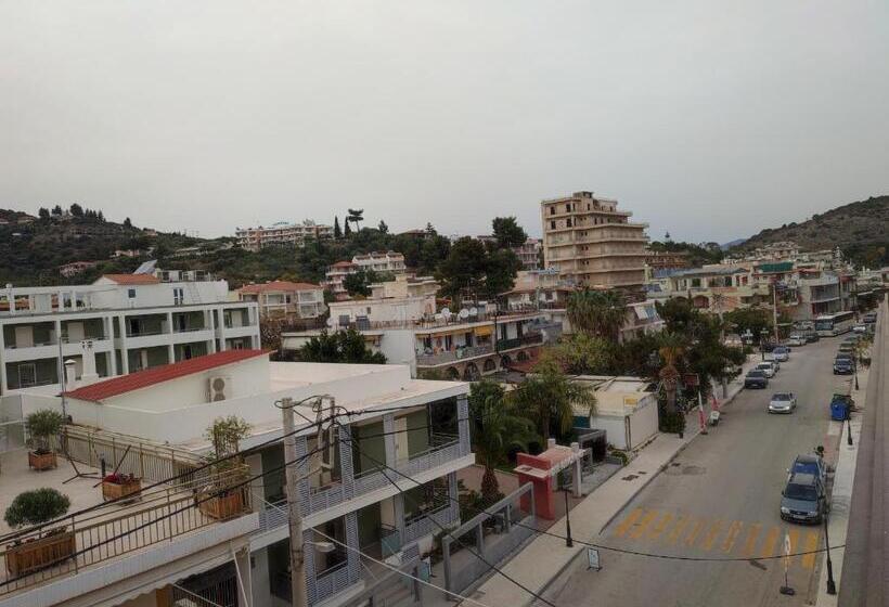 غرفة قياسية مزوَّدة بشُرفة, Flisvos