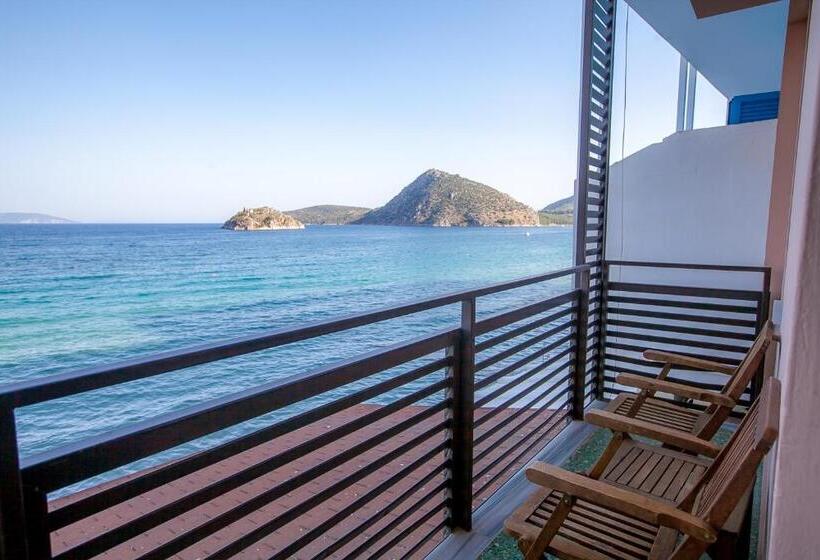 غرفة عائلية مطلّة علي البحر, Flisvos