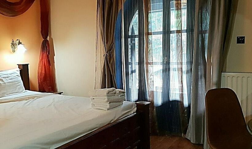 ガーデンビュースタンダードルーム, Zarkada Archontiko