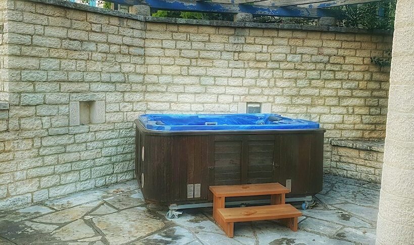 山の見えるスーペリアルーム, Zarkada Archontiko