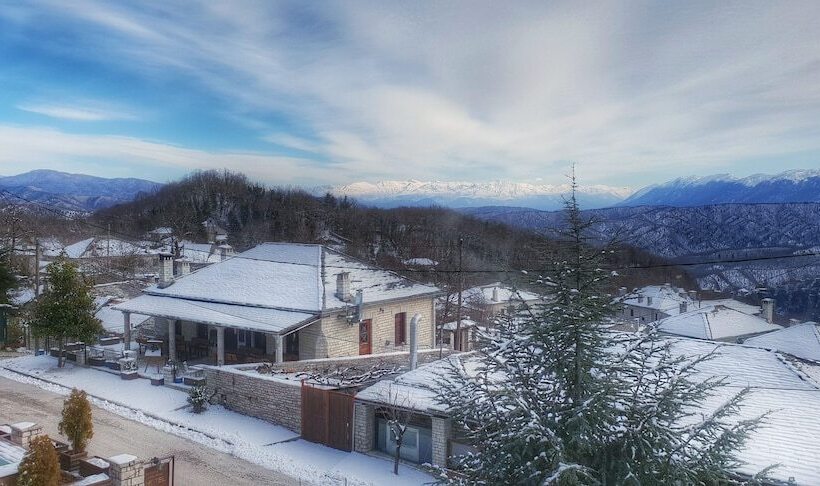 山の見えるスーペリアルーム, Zarkada Archontiko