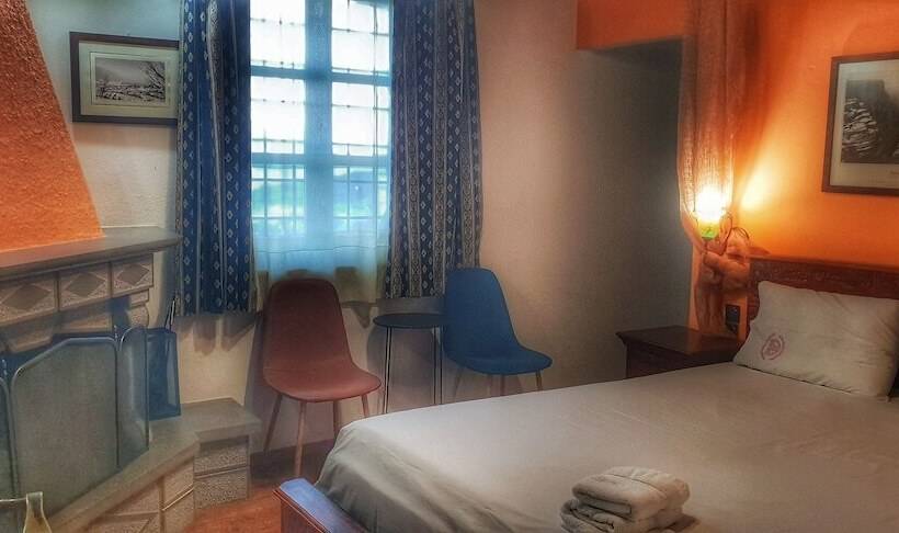 山の見えるスーペリアルーム, Zarkada Archontiko