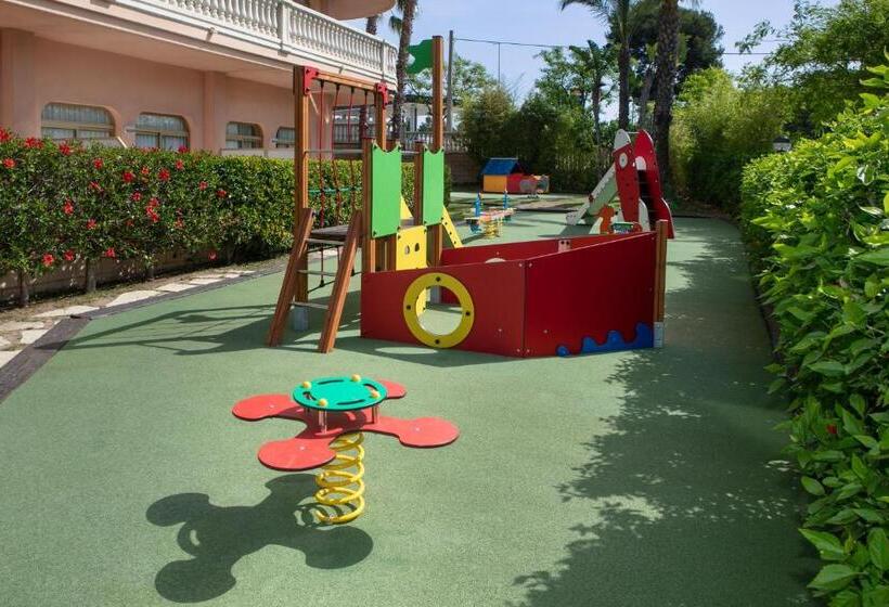 غرفة قياسية ثلاثية, Ponient Dorada Palace by Portaventura World