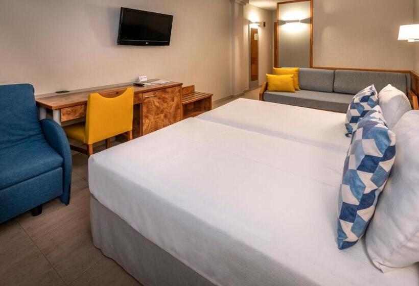 Quarto Triplo Standard Vista Piscina, Ponient Dorada Palace by Portaventura World