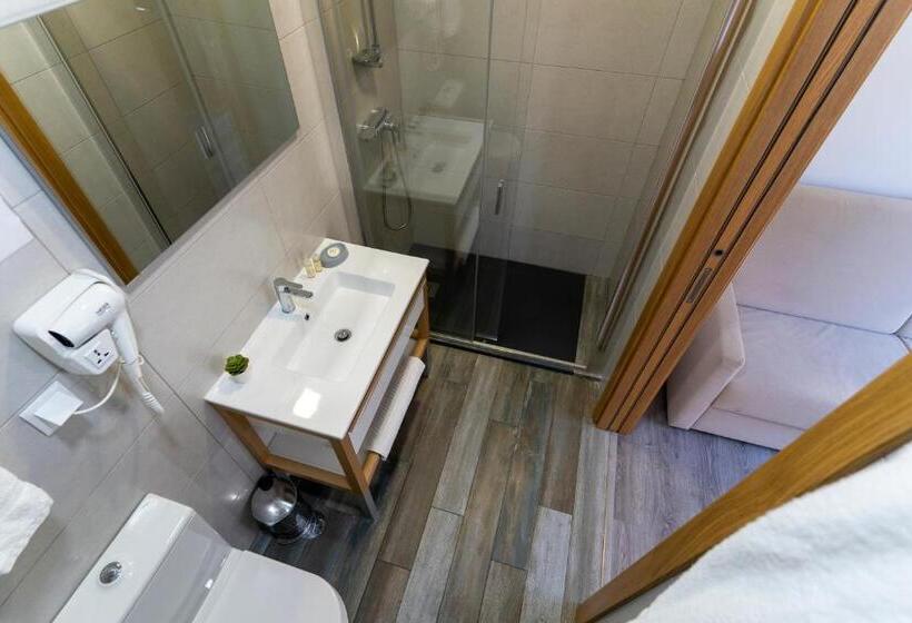 جناح عائلي, Alojamento Girassol   Guest House   Quarto Com Casa De Banho Privativa