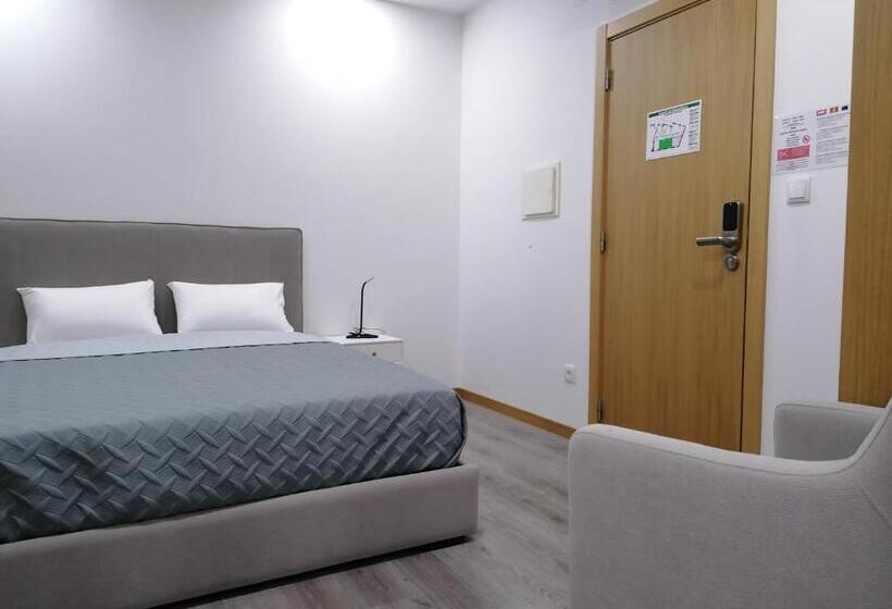 جناح عائلي, Alojamento Girassol   Guest House   Quarto Com Casa De Banho Privativa