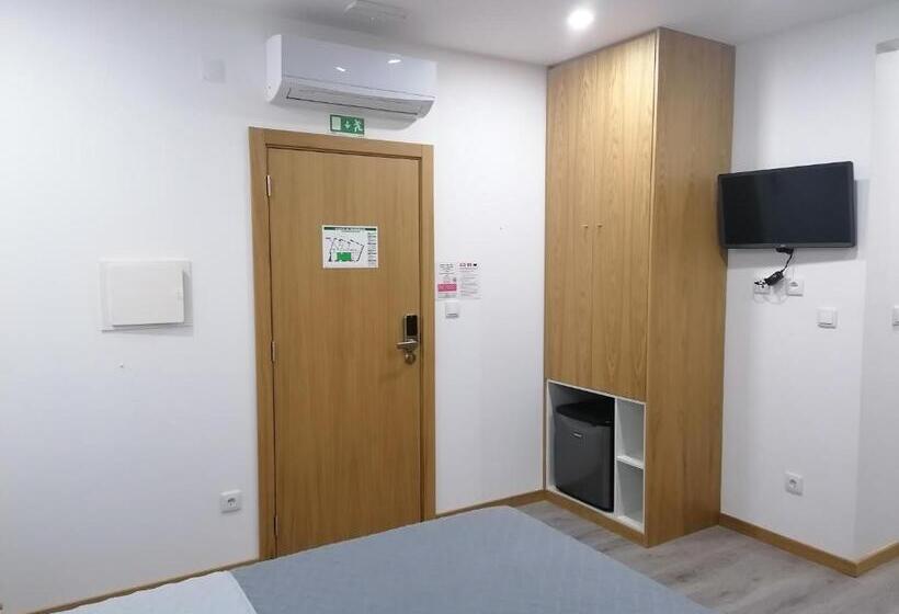 جناح عائلي, Alojamento Girassol   Guest House   Quarto Com Casa De Banho Privativa