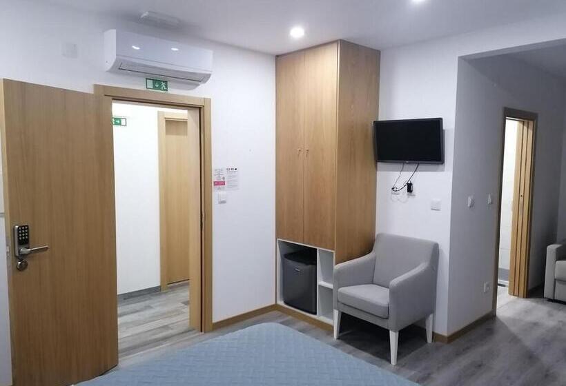 패밀리 스위트, Alojamento Girassol   Guest House   Quarto Com Casa De Banho Privativa