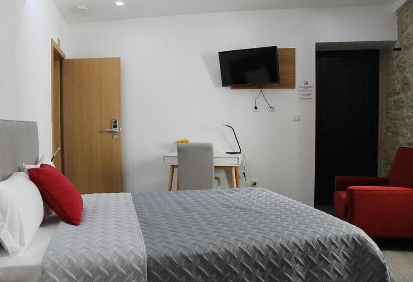 غرفة قياسية ثلاثية مزودة بشرفة, Alojamento Girassol   Guest House   Quarto Com Casa De Banho Privativa